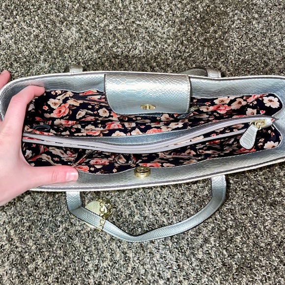 Anne Klein Silver Scale Leather Shoulder Bag - Picture 4 of 8